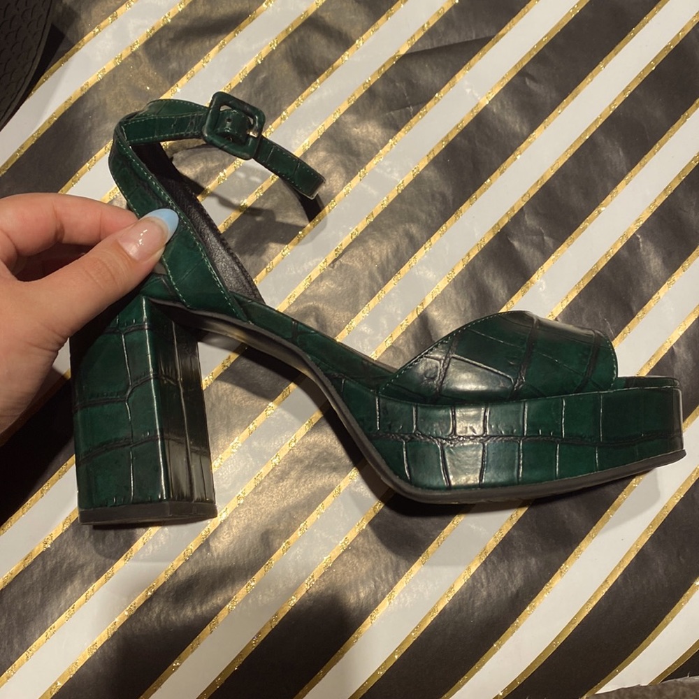 Size 8 Chinese laundry platforms. Emerald green reptile print! Worn once